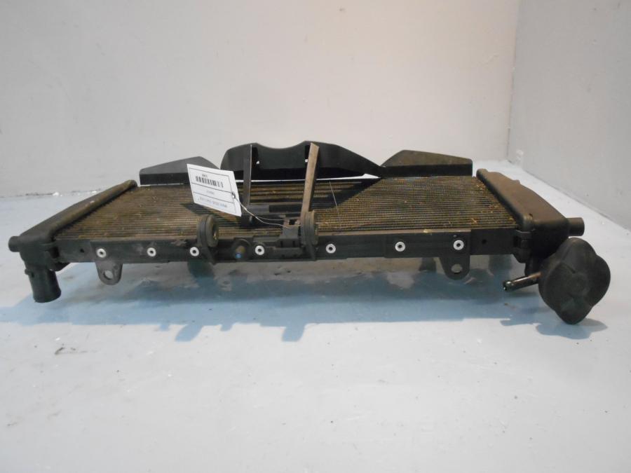 Snett nerifrån på Vattenkyl från en BMW R 1200 RS -2016 motorcykel.