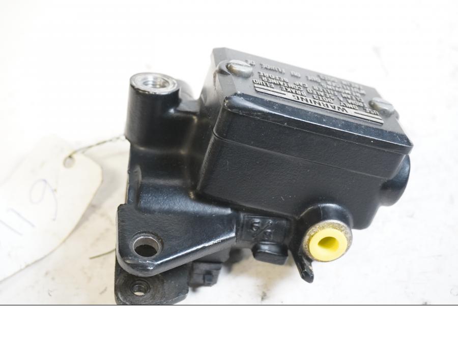 Framsidan på Bromshuvudcylinder från en Kawasaki Zephyr 750 -1991 motorcykel.