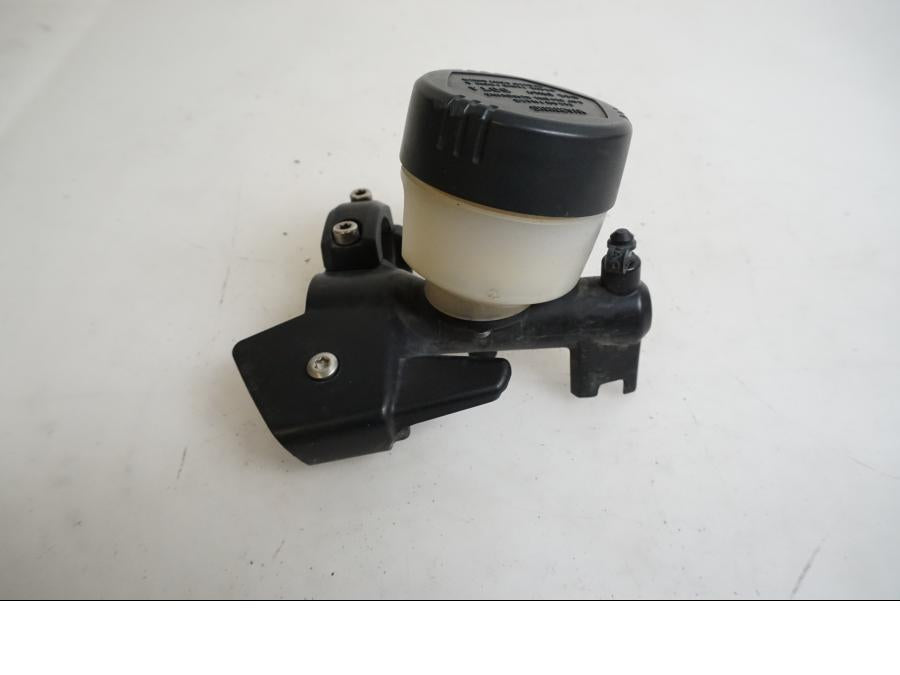 Framsidan på Bromshuvudcylinder från en BMW K 1200 S -2007 motorcykel.