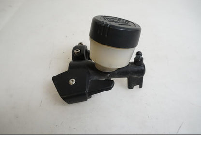 Framsidan på Bromshuvudcylinder från en BMW K 1200 S -2007 motorcykel.