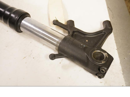 Snett uppifrån på Gaffelben från en Aprilia RSV 1000 R Tuono -2006 motorcykel.