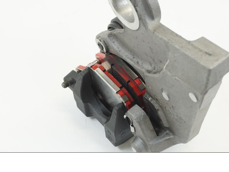 Snett nerifrån på Bromsok från en Yamaha MT-10 -2018 motorcykel.