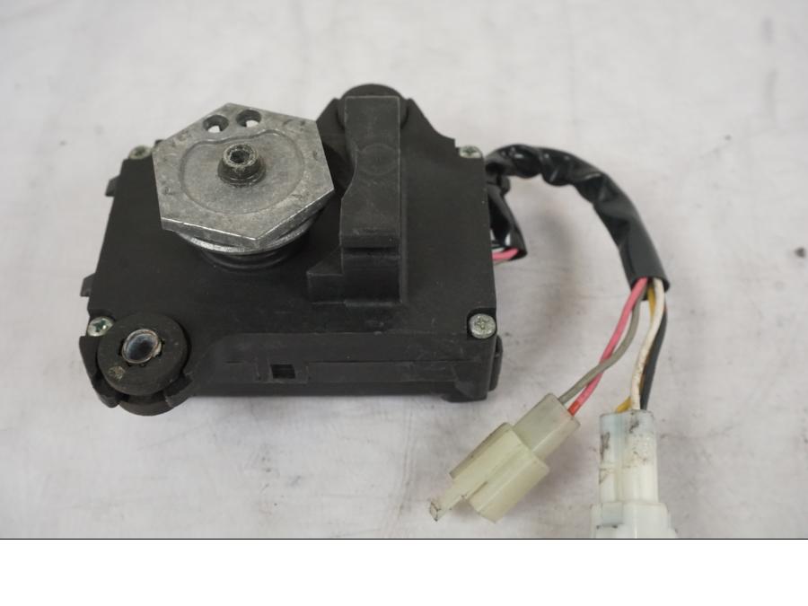 Vänster sida på Avgasspjällmotor från en Suzuki GSX-R 1000 -2005 motorcykel.