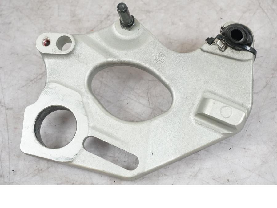 Framsidan på Bromsoksfäste från en Ducati Desert X -2022 motorcykel.