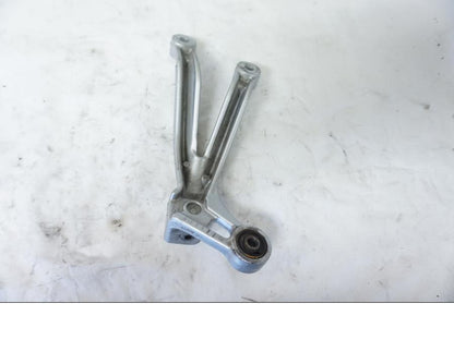 Baksidan på Fotpinnefäste från en Suzuki GSX-R 750 -2001 motorcykel.