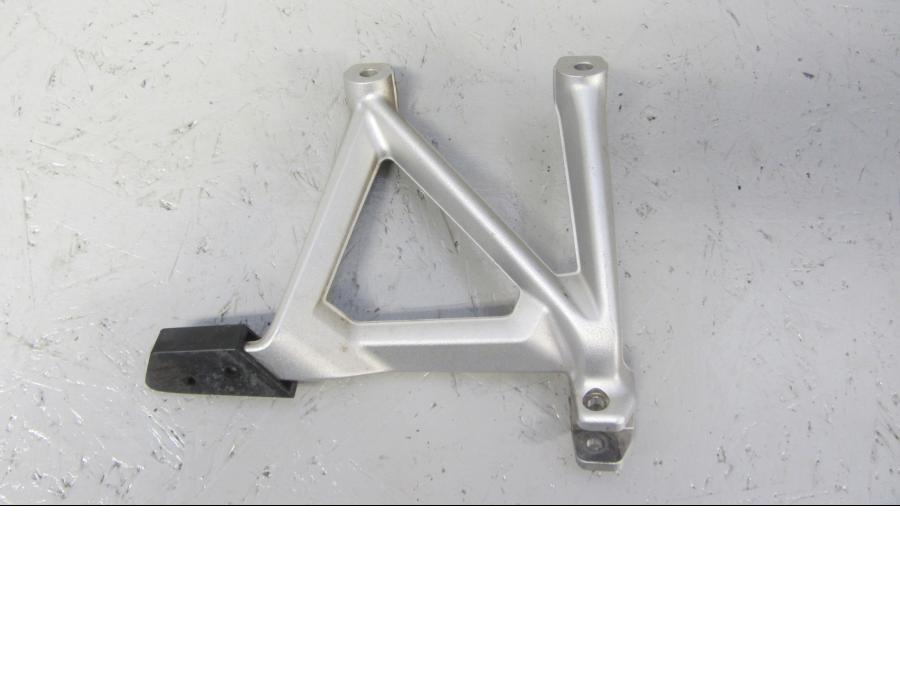 Framsidan på Fotpinnefäste från en BMW R 1200 GS -2015 motorcykel.