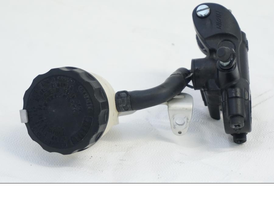 Framsidan på Bromshuvudcylinder från en Triumph Daytona 675 -2010 motorcykel.