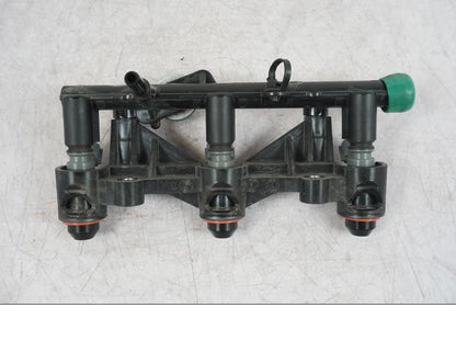 Framsidan på Fuel Rail från en Yamaha MT-09 -2016 motorcykel.