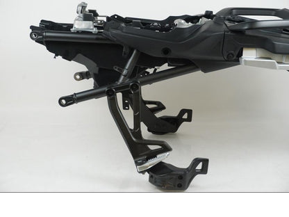 Snett uppifrån på Bakdelspaket från en Yamaha MT-09 Tracer -2021 motorcykel.