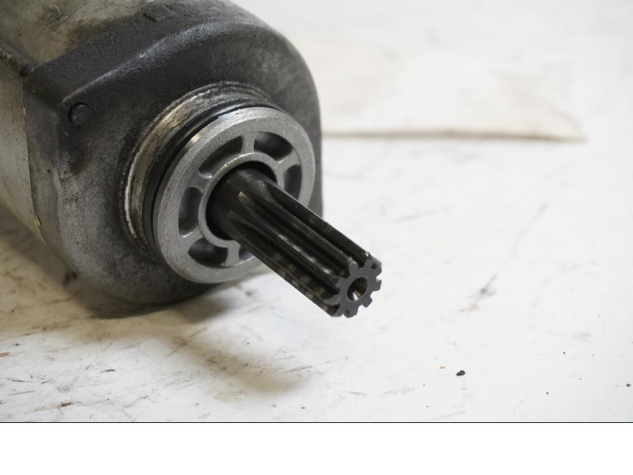 Baksidan på Startmotor från en Suzuki DL 1000 -2004 motorcykel.