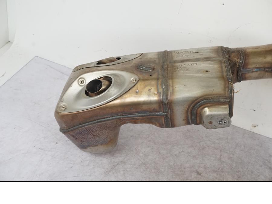 Baksidan på Avgassystem från en Yamaha MT-09 -2024 motorcykel.