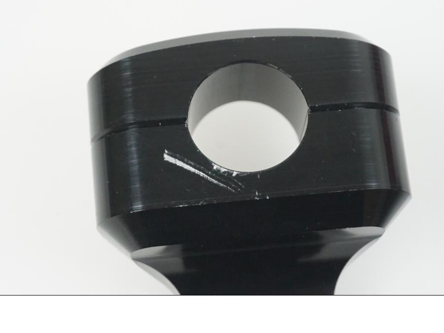 Snett nerifrån på Styrfäste från en Universal Universal -2024 moped.