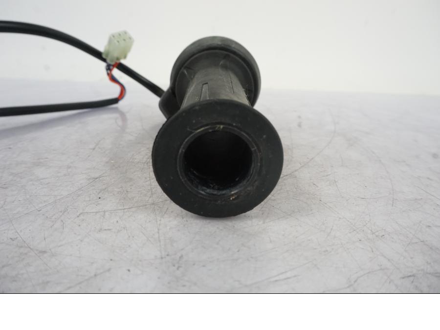 Snett uppifrån på Gasreglage från en KTM 1290 Super Duke R -2023 motorcykel.