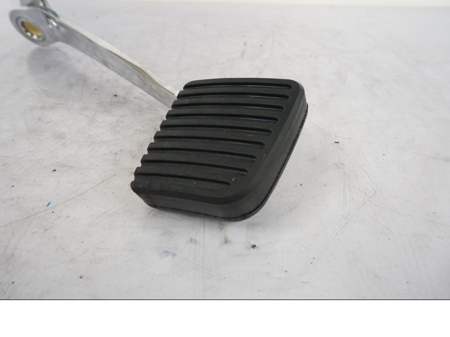 Höger sida på Bromspedal från en H-D Softail Sport Glide FLSB -2022 motorcykel.