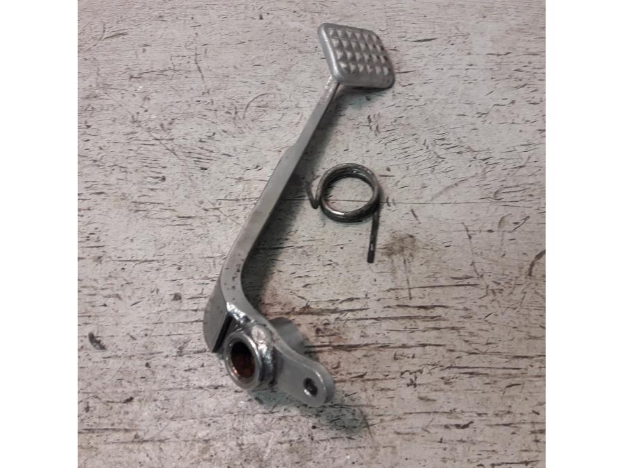 Baksidan på Bromspedal från en Suzuki LS 650 -2002 motorcykel.