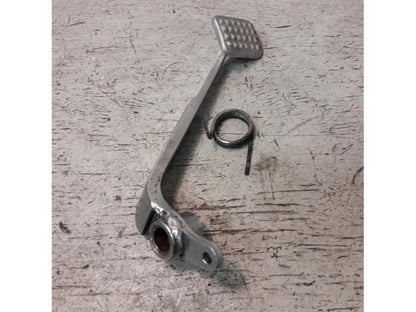 Baksidan på Bromspedal från en Suzuki LS 650 -2002 motorcykel.