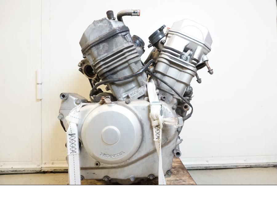 Framsidan på Motor från en Honda NT 650 V -2002 motorcykel.