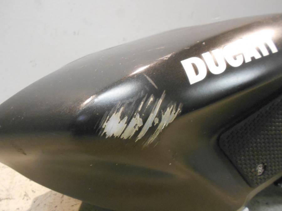 Snett uppifrån på Bensintank från en Ducati 848 -2013 motorcykel.