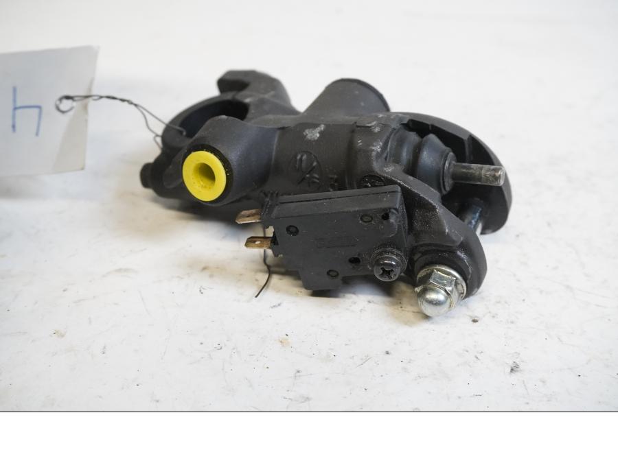 Baksidan på Bromshuvudcylinder från en Honda CBR 1000 RR -2009 motorcykel.