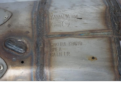 Snett nerifrån på Avgassystem från en Yamaha MT-09 -2024 motorcykel.