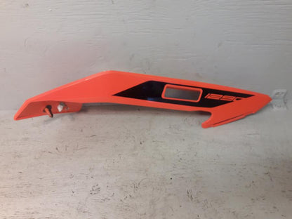 Baksidan på Bakvinge från en KTM 1290 Super Duke -2016 motorcykel.