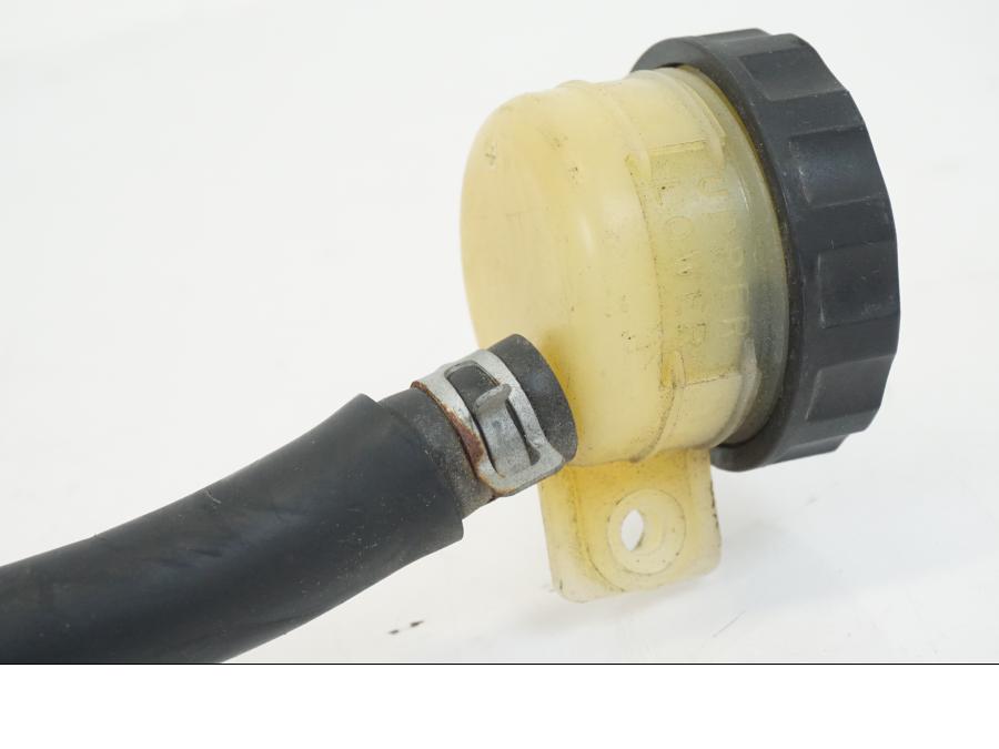 Vänster sida på Bromshuvudcylinder från en Triumph TT 600 -2002 motorcykel.