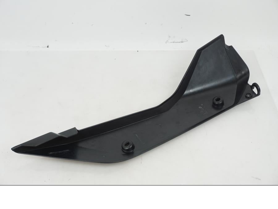 Höger sida på Tankkåpa från en KTM 1290 Super Duke GT -2020 motorcykel.