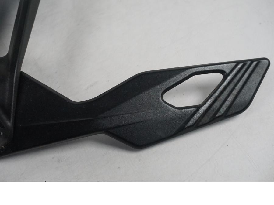 Snett uppifrån på Fotpinnefäste från en KTM 1290 Super Duke GT -2017 motorcykel.