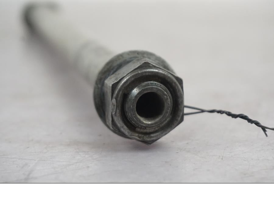 Vänster sida på Axel från en Triumph Tiger -2009 motorcykel.