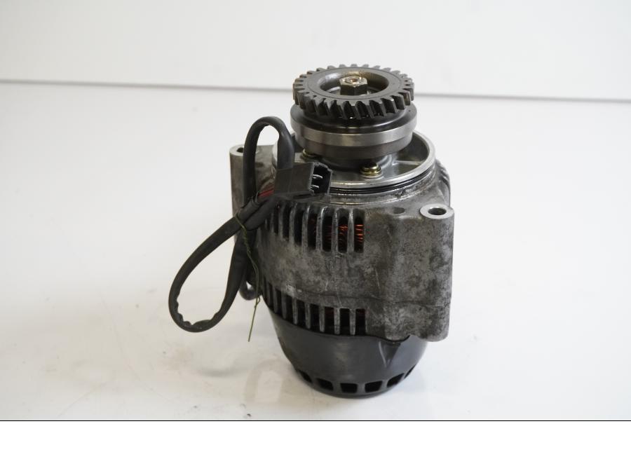 Framsidan på Generator från en Suzuki GSX-R 1100 -1992 motorcykel.