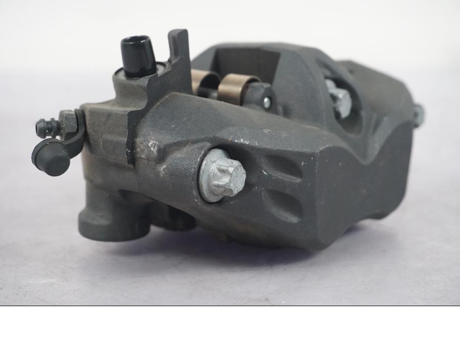 Snett nerifrån på Bromsok från en Kawasaki GTR 1400 -2008 motorcykel.