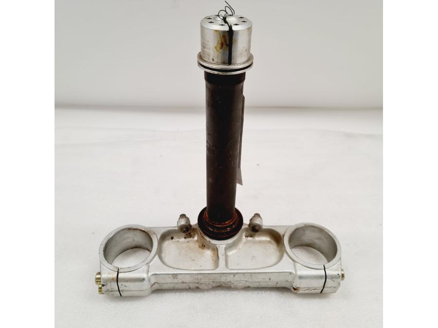 Framsidan på Gaffelkrona från en Ducati 748 -2001 motorcykel.