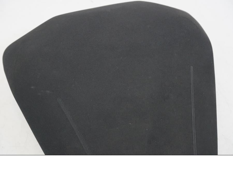 Snett nerifrån på Sadel från en Ducati Streetfighter V4 -2020 motorcykel.