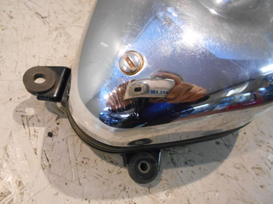 Baksidan på Verktygslåda från en Suzuki VZ 800 -2000 motorcykel.