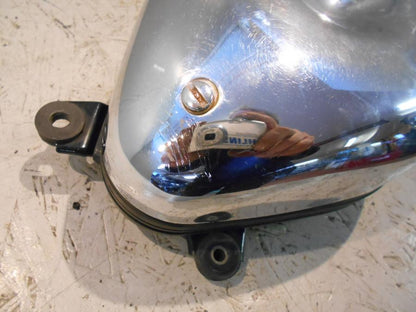 Baksidan på Verktygslåda från en Suzuki VZ 800 -2000 motorcykel.