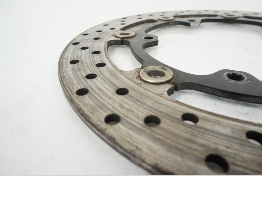 Snett uppifrån på Bromsskiva från en Yamaha YZF R6 -2006 motorcykel.