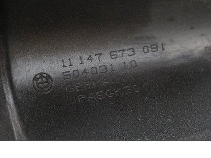 Snett nerifrån på Startmotorkåpa från en BMW R 1200 GS -2005 motorcykel.