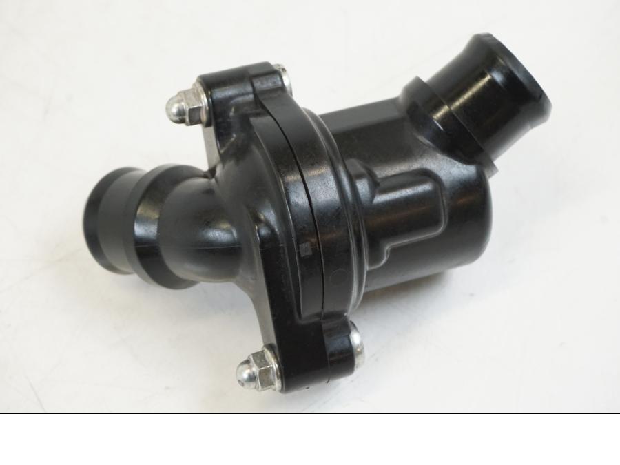 Vänster sida på Vattentermostathus från en Yamaha YZF 1000 R1 -2009 motorcykel.