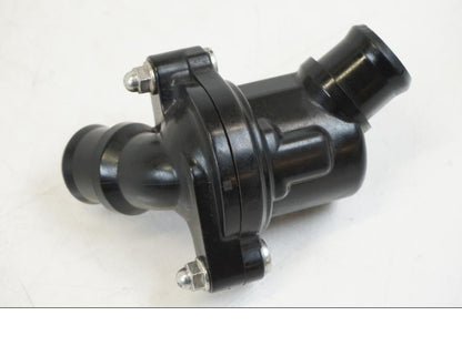 Vänster sida på Vattentermostathus från en Yamaha YZF 1000 R1 -2009 motorcykel.