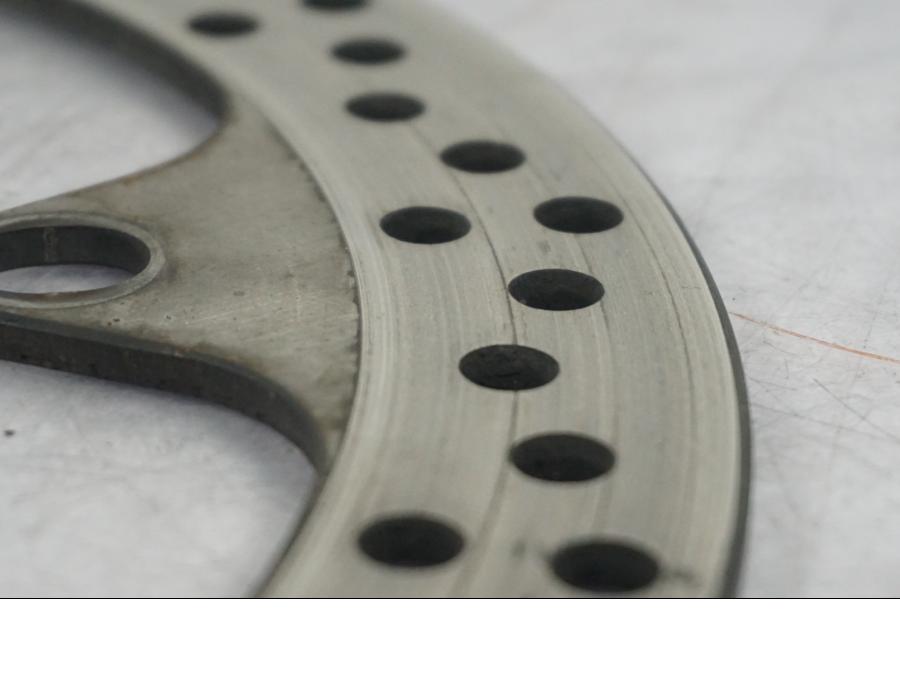 Snett uppifrån på Bromsskiva från en BMW R 1200 R -2007 motorcykel.