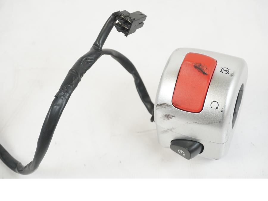 Vänster sida på Styrelreglage från en Suzuki VZR 1800 -2009 motorcykel.