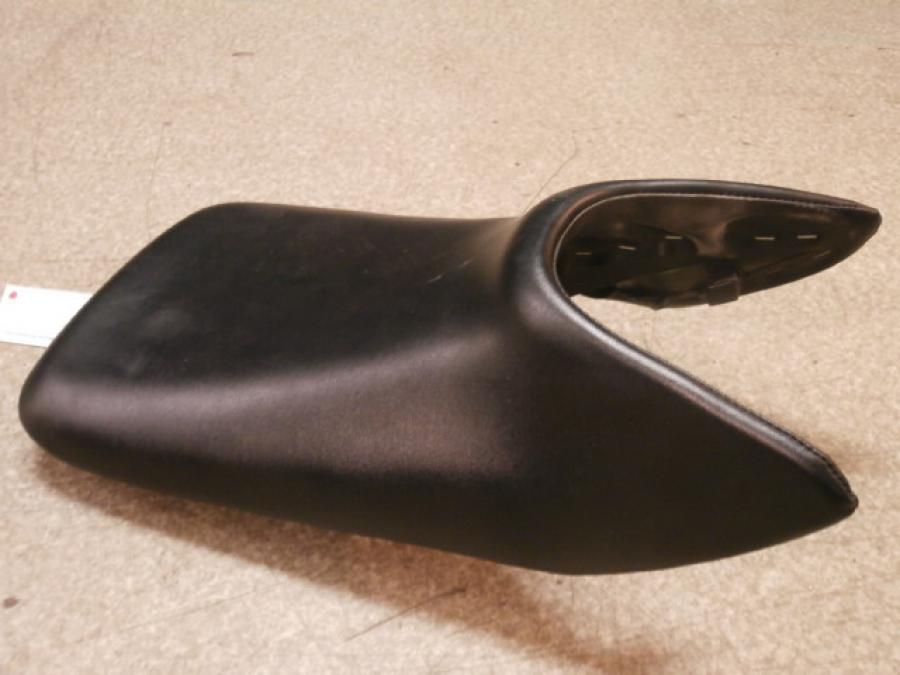 Baksidan på Sadel från en Honda CBR 125 R -2004 motorcykel.