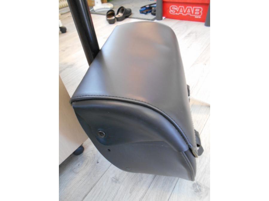 Vänster sida på Sadelväskor från en H-D Softail -2002 motorcykel.