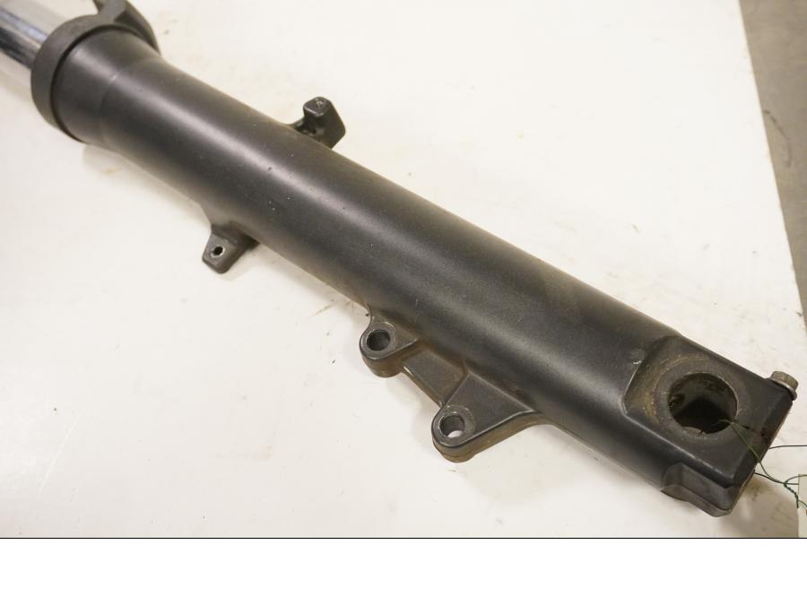 Baksidan på Gaffelben från en Aprilia ETV 1000 -2002 motorcykel.