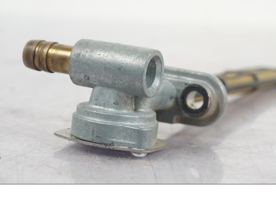 Vänster sida på Bensinkran från en Suzuki GSX 1300 RX -1999 motorcykel.