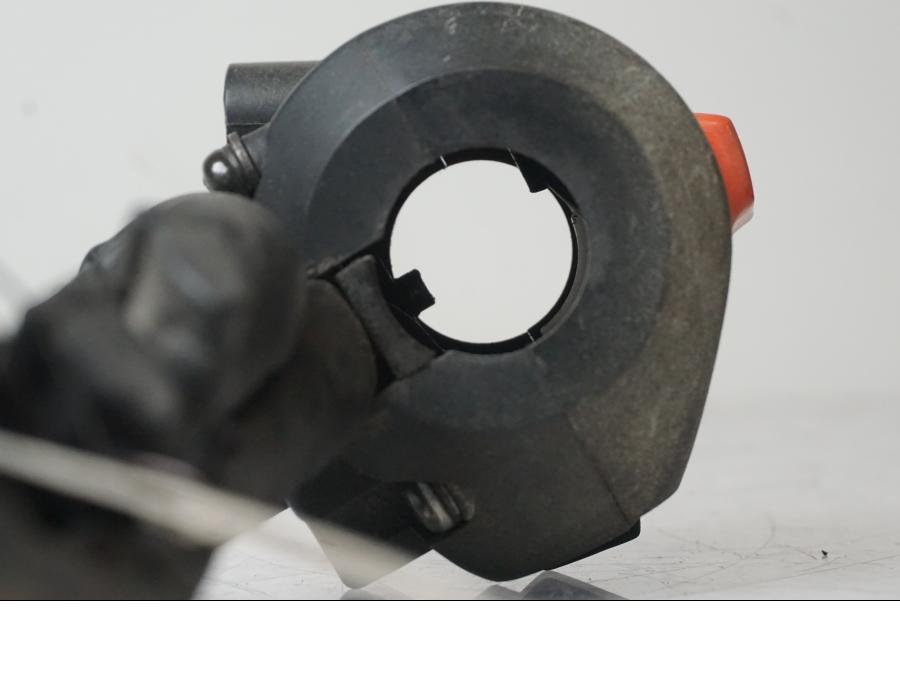 Extrabild1 på <p>Styrelreglage höger från Honda VFR 750 F 1988.</p>

<p>Solblekt i plasten se bild.</p> motorcykel.