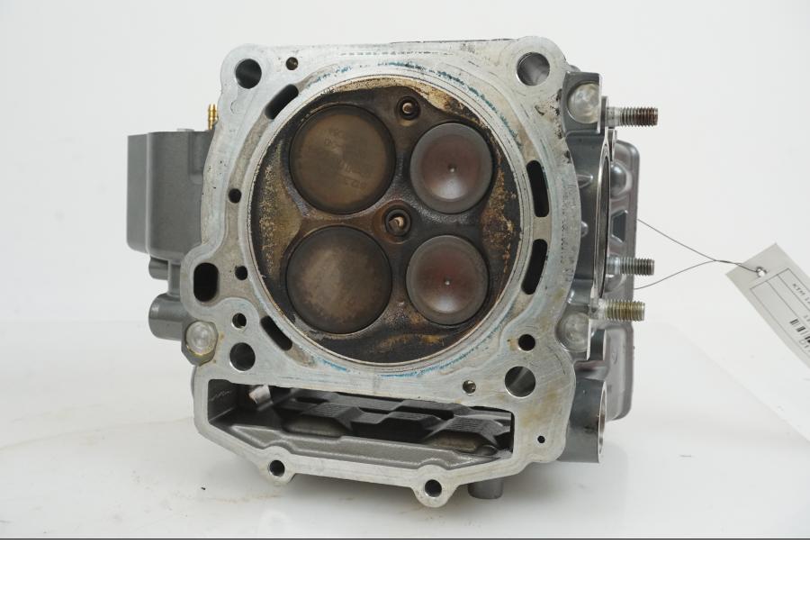 Snett nerifrån på Topplock från en KTM 1290 Super Duke R -2021 motorcykel.