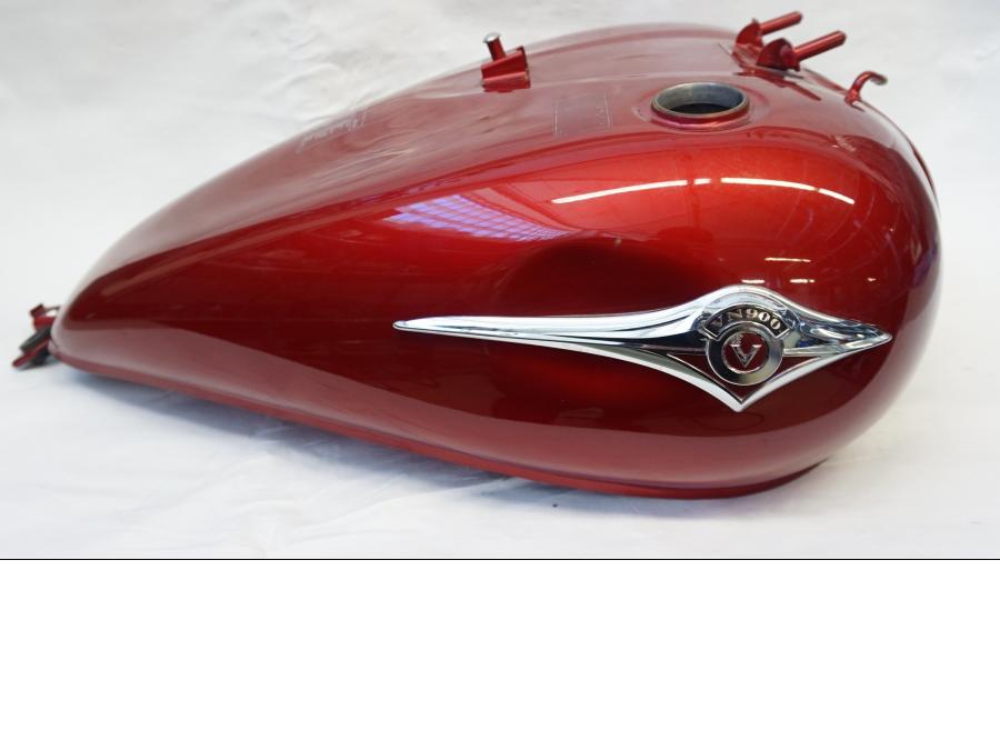 Baksidan på Bensintank från en Kawasaki VN 900 -2006 motorcykel.