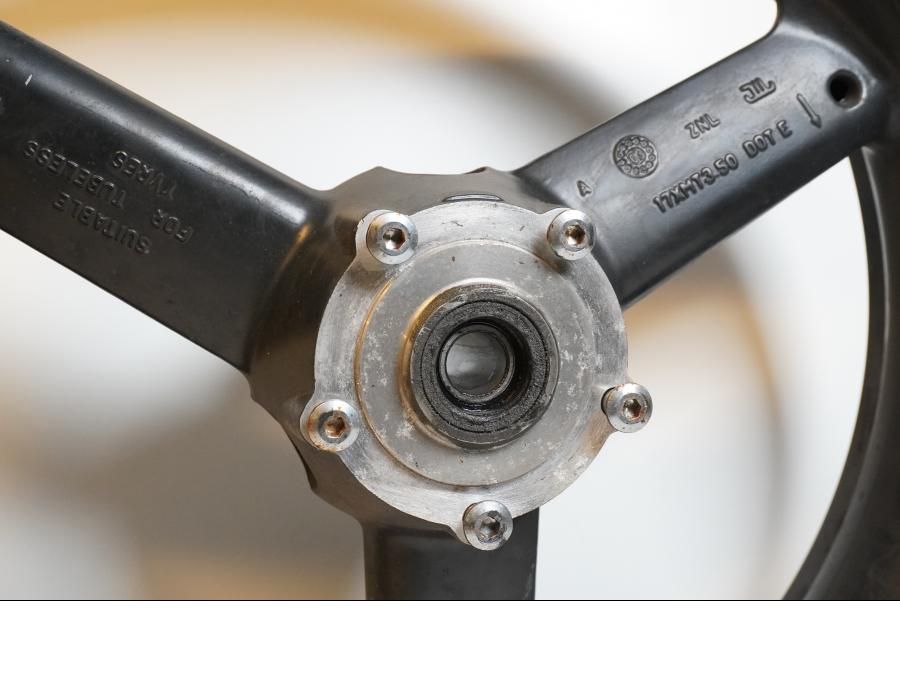 Baksidan på Fälg från en Triumph Daytona 650 -2005 motorcykel.