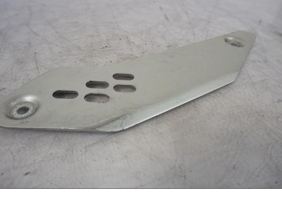 Baksidan på Fotpinnehälskydd från en Kawasaki ER-6F -2010 motorcykel.